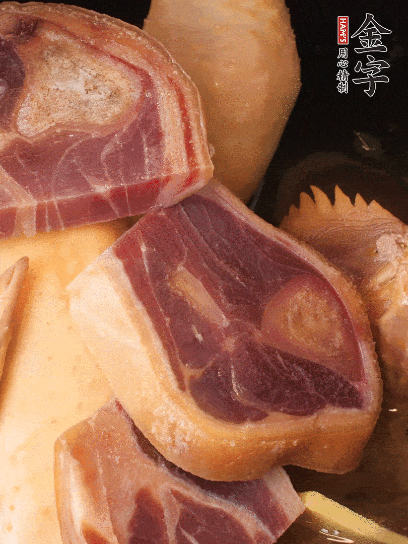 火踵、老母雞加蔥、姜、料酒、清水，大火燒開(kāi)后轉(zhuǎn)小火，燉1小時(shí)