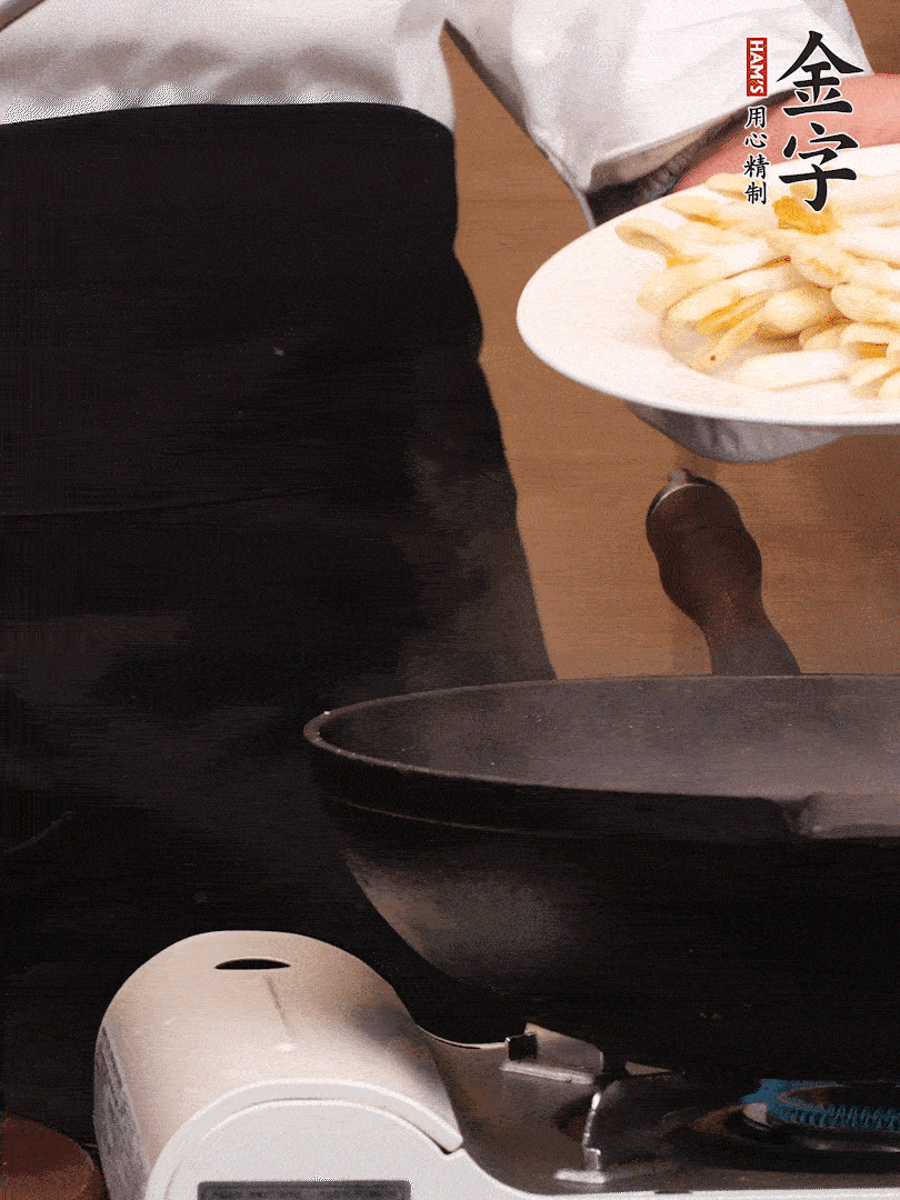 鍋中少許油，下花生芽