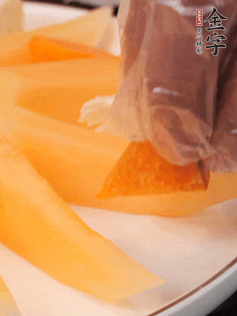 刀用火烤一下，切開奶酪