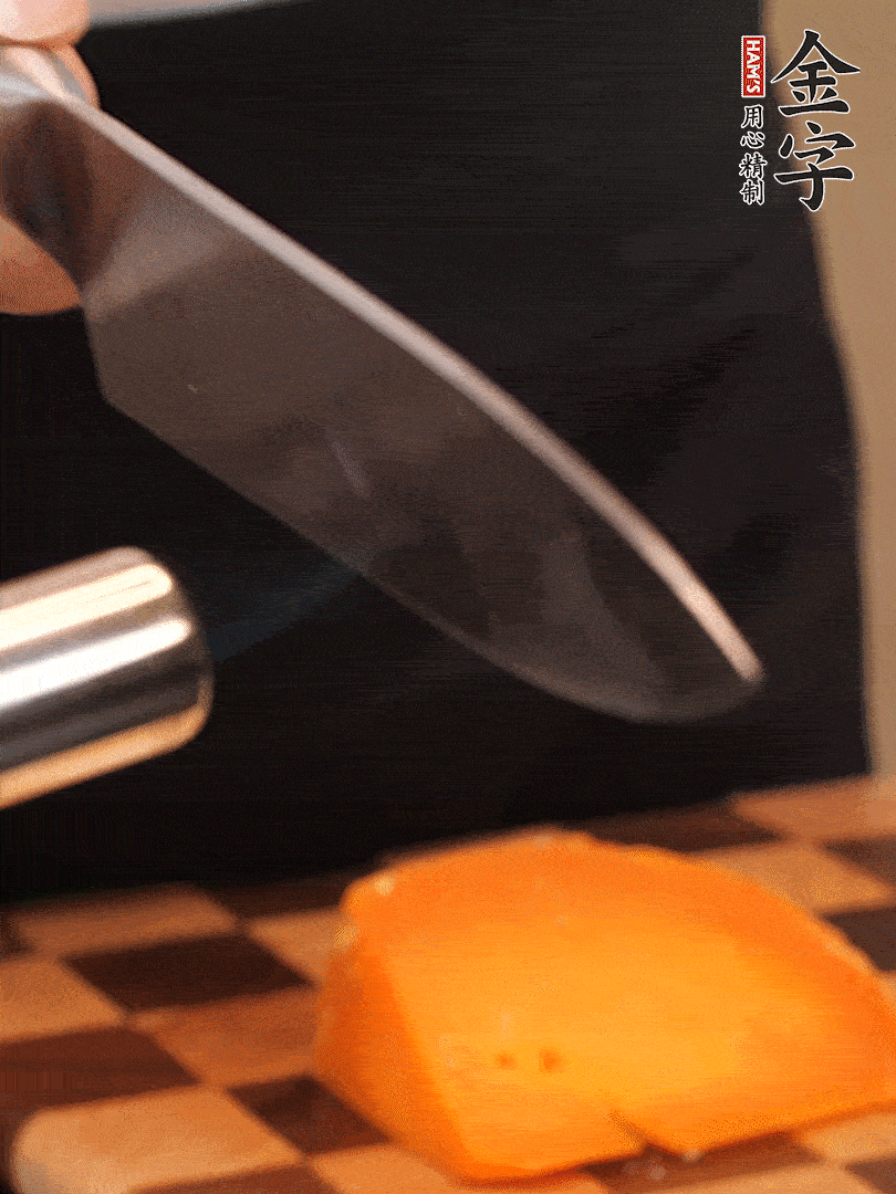 間隔擺上哈密瓜、奶酪、迷迭香、核桃仁