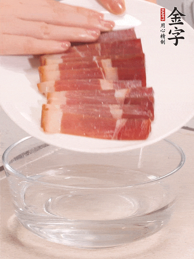 鴨腿冷水下鍋，加姜片、料酒焯水