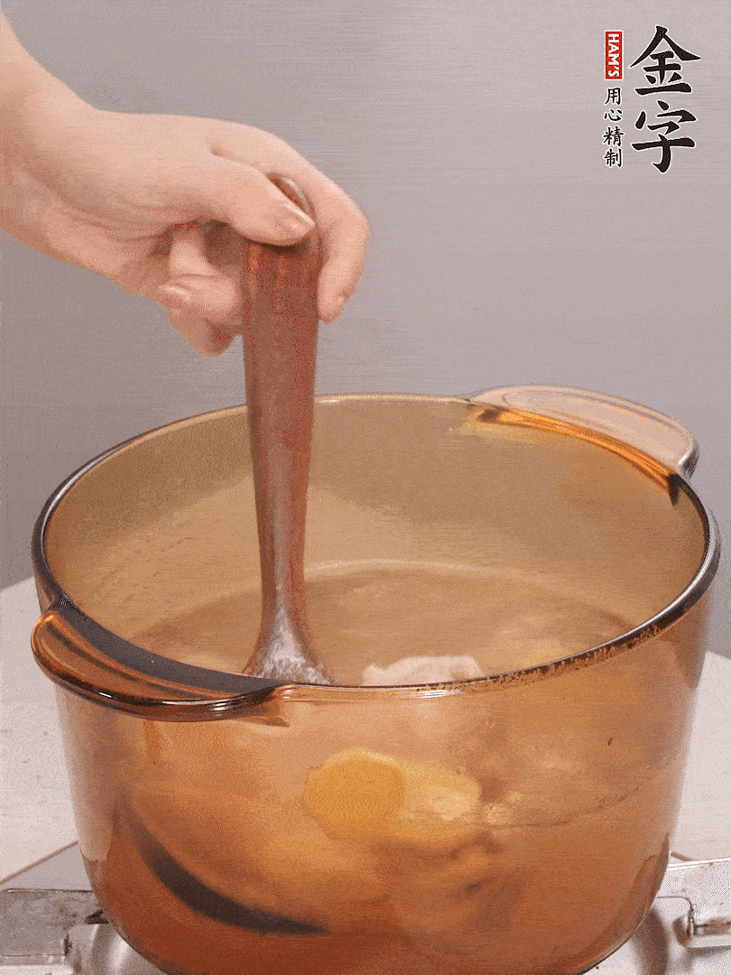 鴨肉、白果、火腿、生姜一起放入砂鍋，清水沒過食材，大火燉煮1小時(shí)