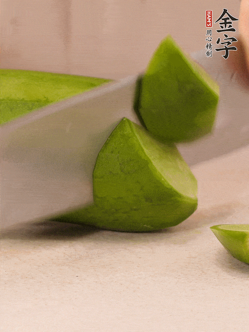 青、紅蘿卜洗凈，去皮切大塊