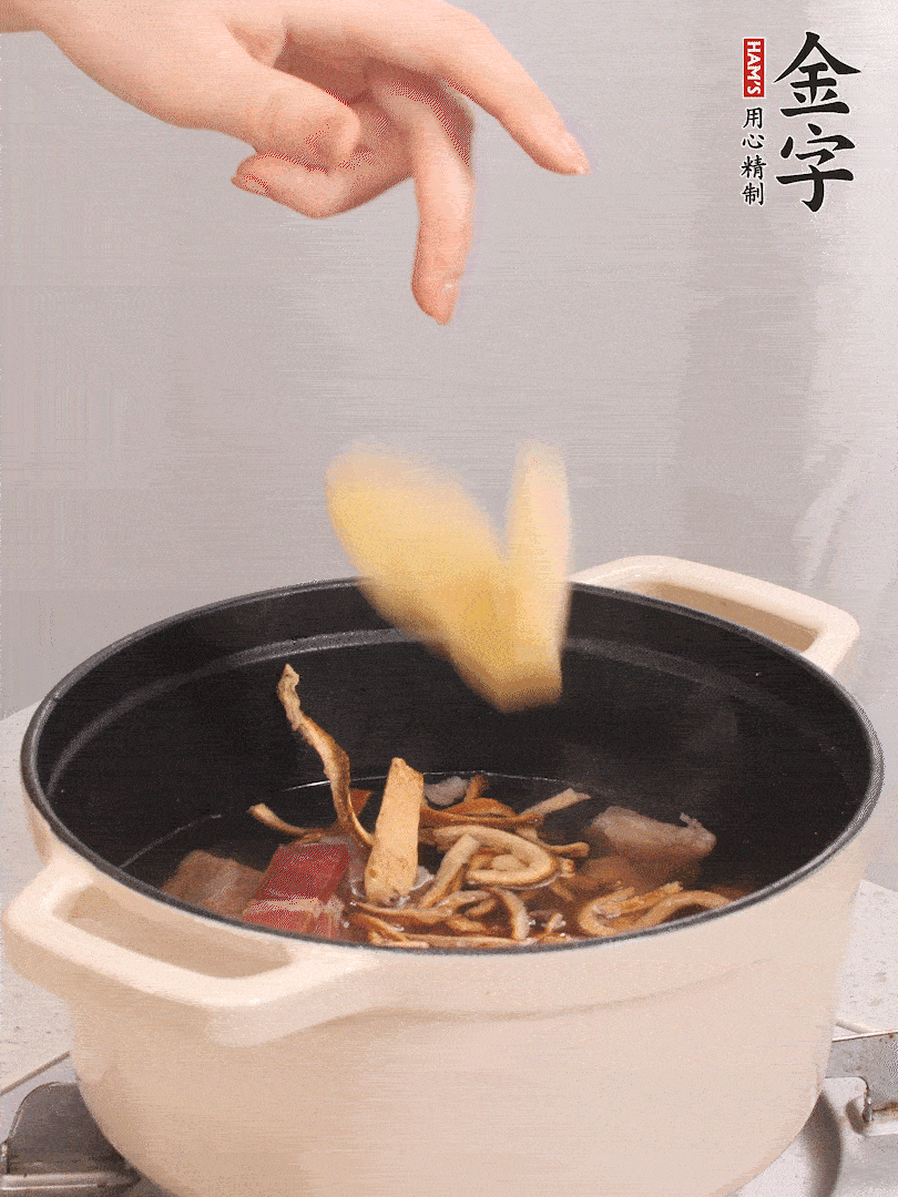 加入青、紅蘿卜再煲20小時(shí)。