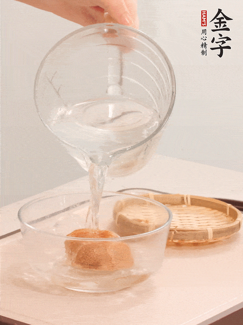 猴頭菇至少泡發(fā)半小時，將浸泡后的黃水?dāng)D干；