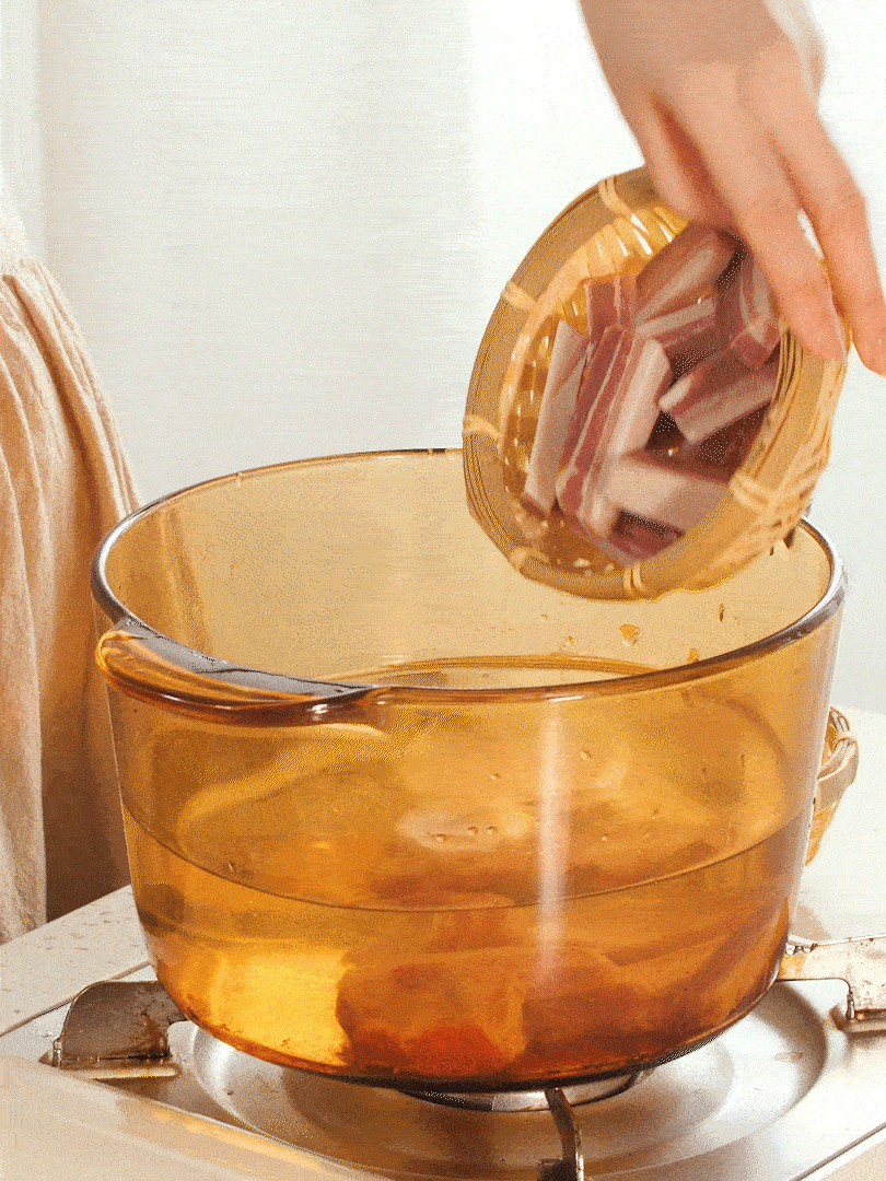 咸肉、排骨加料酒 蔥段 生姜 一起冷水下鍋焯水撈出