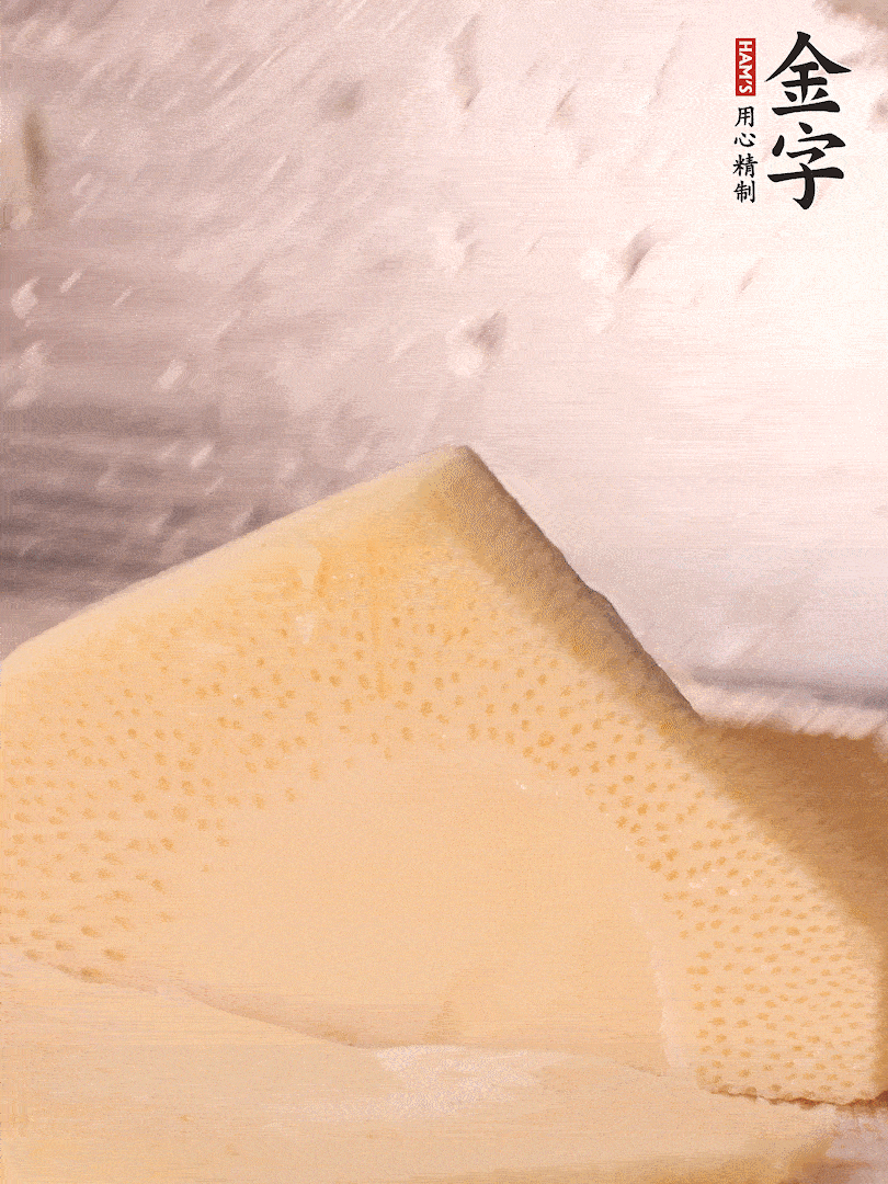 冬筍處理干凈，切滾刀塊，開水焯燙去除澀味