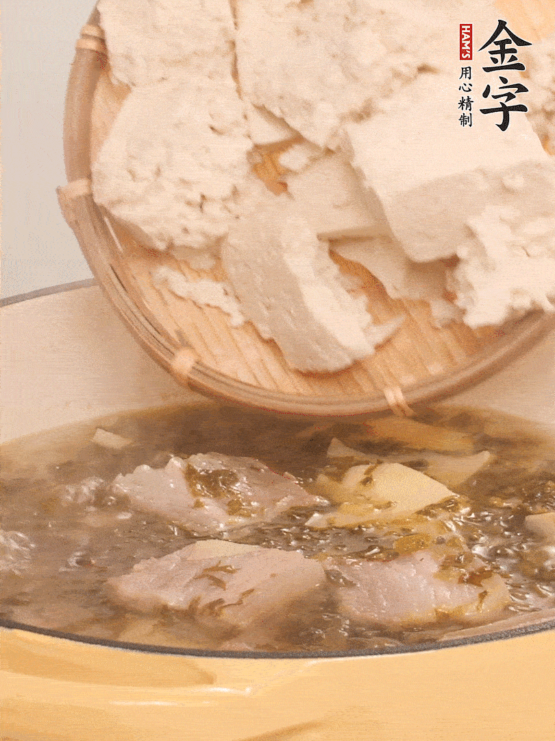 往鍋里加入一倍的水，加豆腐