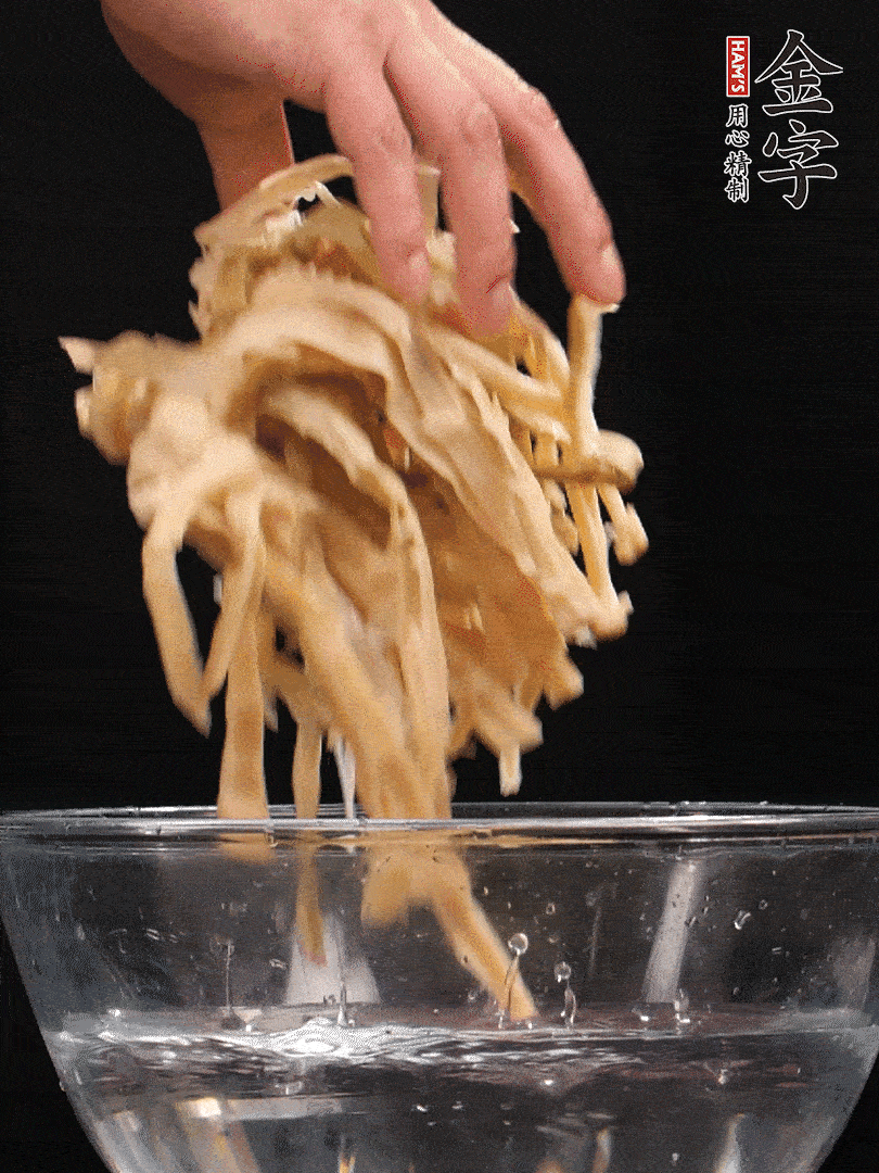 天目山筍干1把，清洗表面鹽分，用手撕成長條