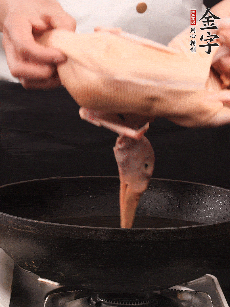 處理干凈的老鴨1只，黃酒小半碗，姜幾片，一起放入冷水，煮沸焯水3分鐘，去除血沫