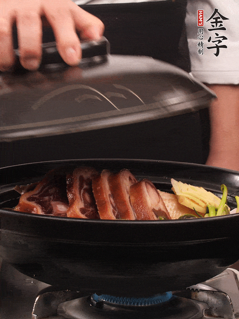 砂鍋蓋蓋子密封，大火燒開后轉(zhuǎn)小火，燜煮2小時