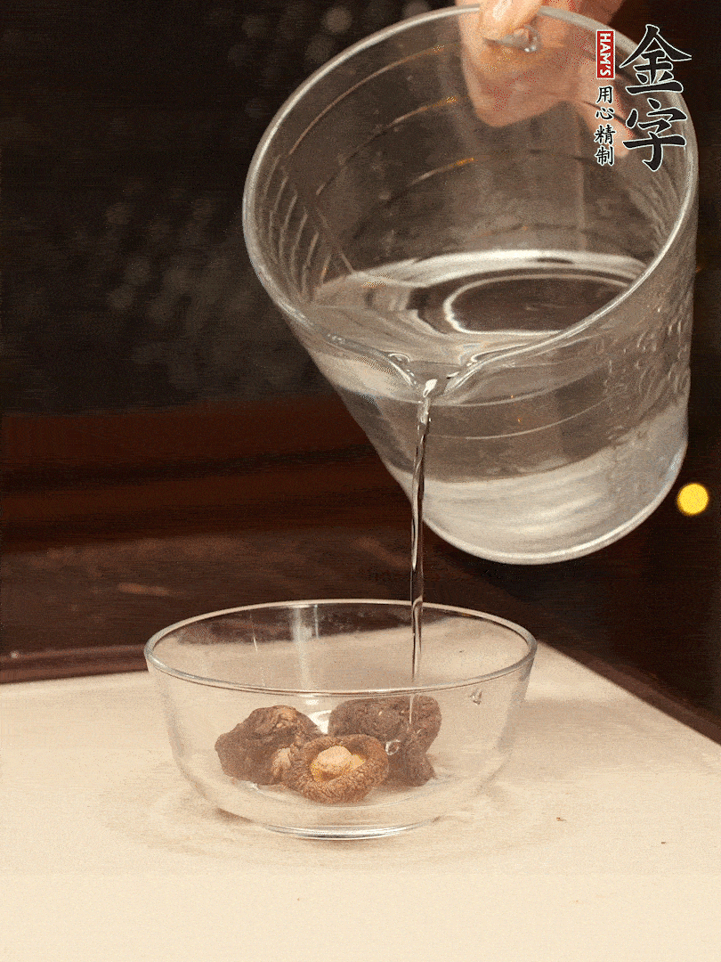 香菇提前泡發(fā)，切小塊