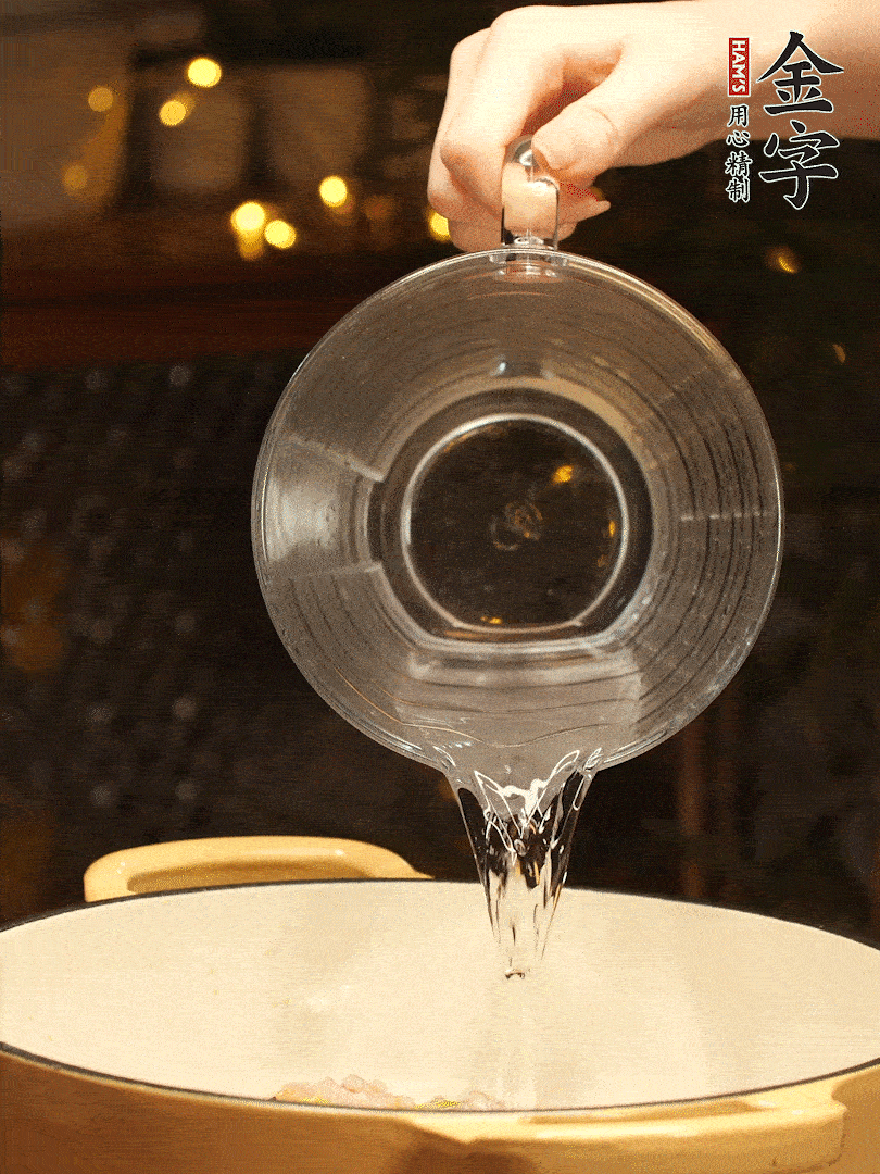 加入120ml水，蓋上蓋子燜幾分鐘撒上蔥花，美美的擺個(gè)盤~