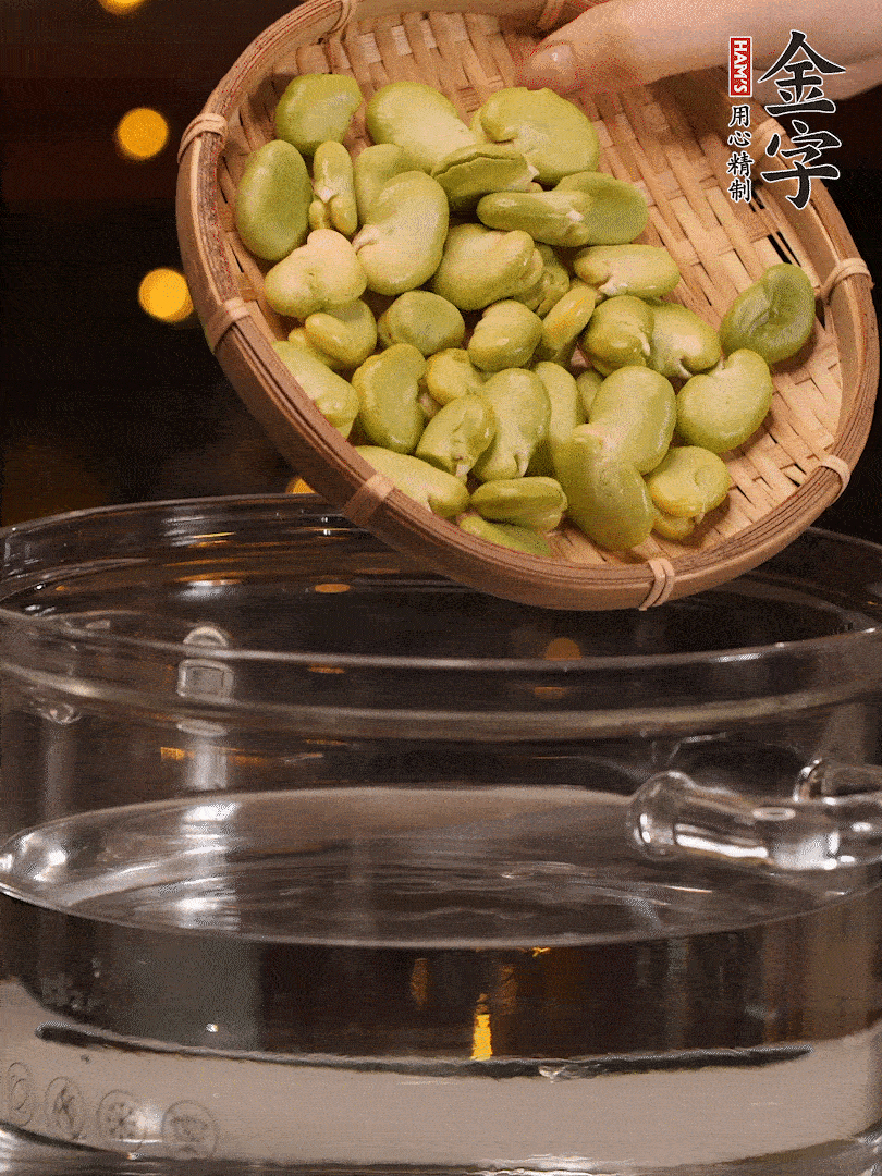 蠶豆剝殼，一起放入鍋中開(kāi)水焯2分鐘去澀