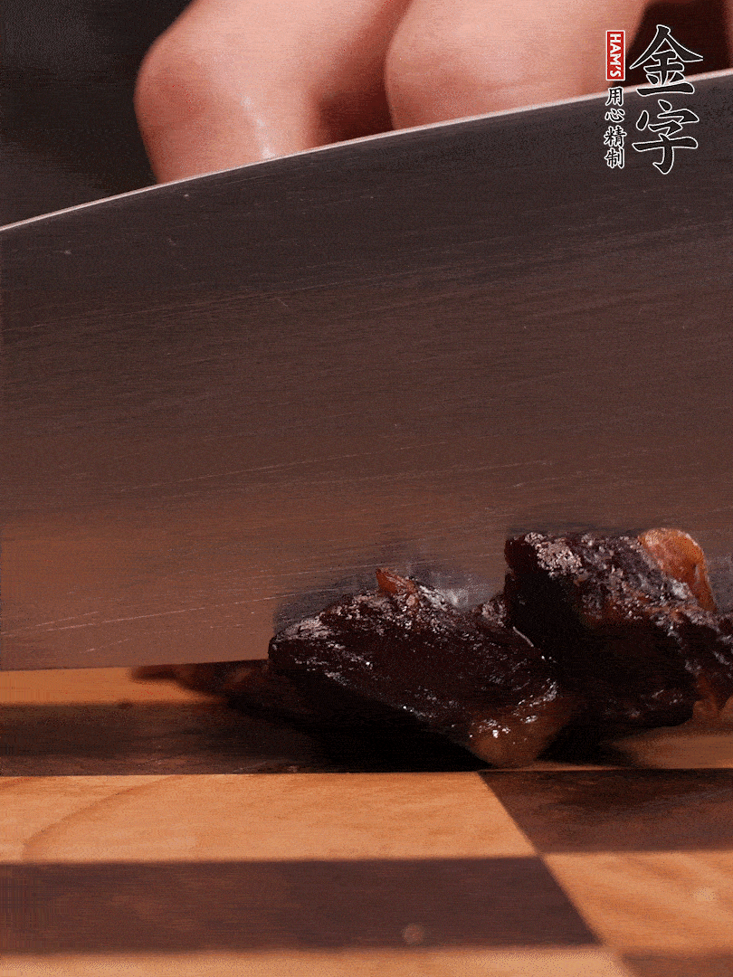 金字醬油肉整塊放入鍋中煮至7成熟，切成小塊