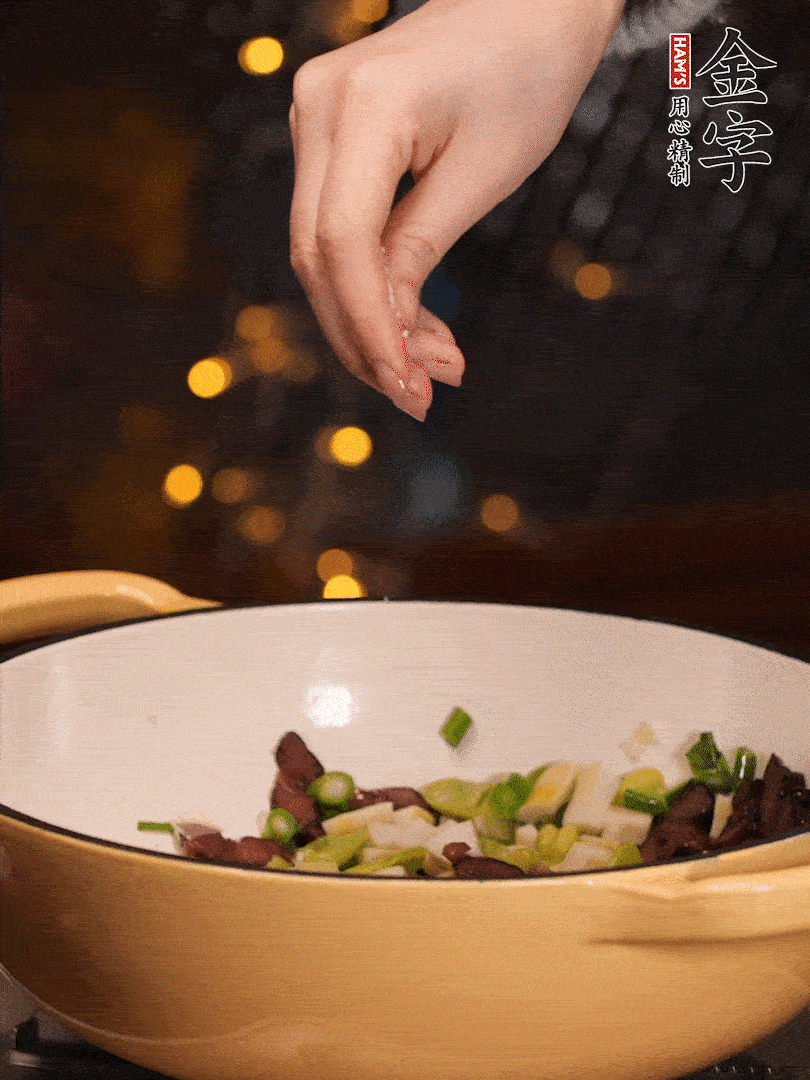 可以加點(diǎn)點(diǎn)水，再加菜苔，加點(diǎn)鹽、味精調(diào)味