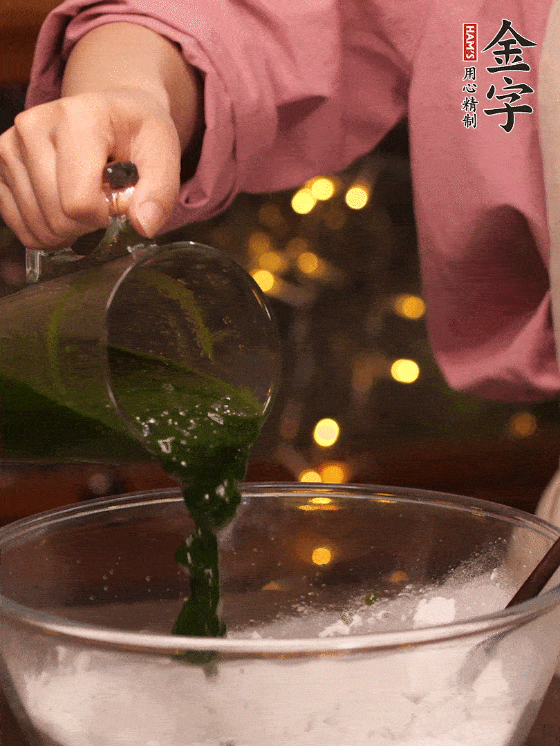 清明粿粉，分次加艾草泥，加點油揉2分鐘