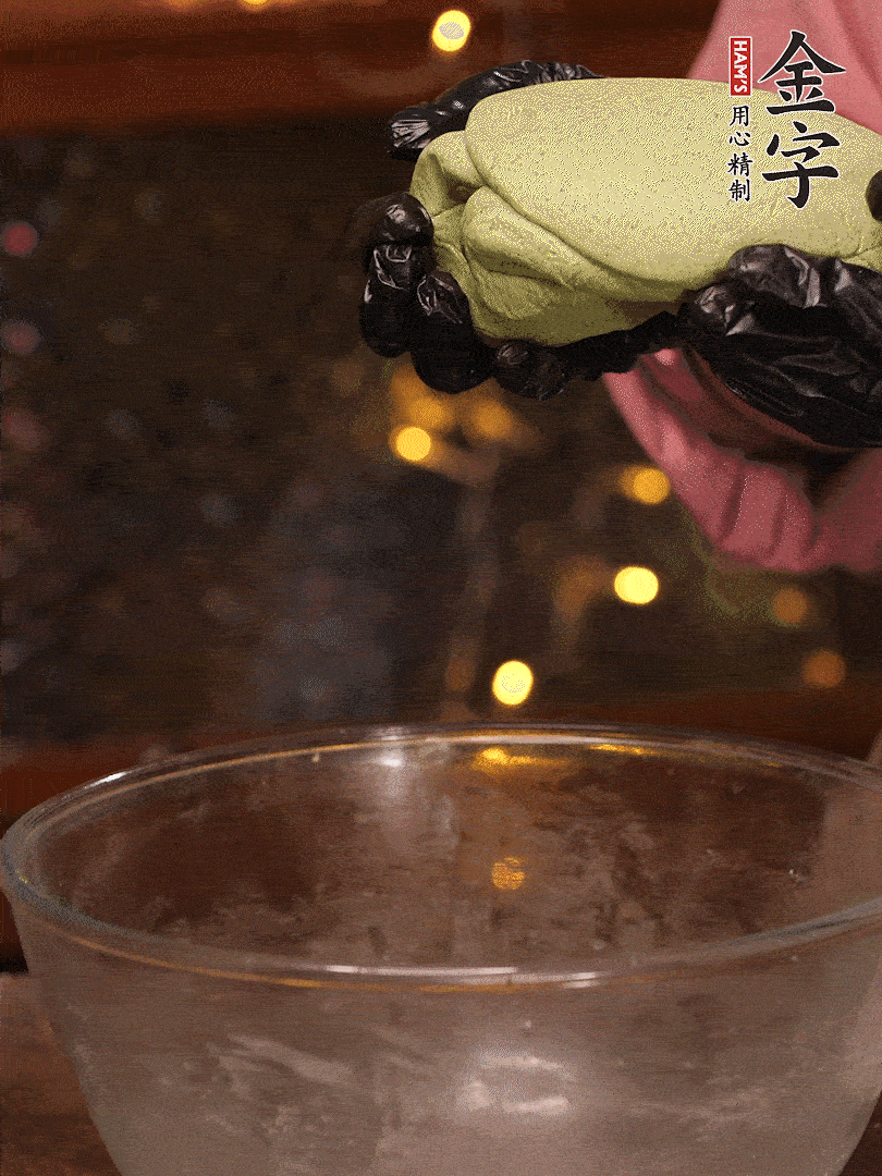 清明粿粉，分次加艾草泥，加點油揉2分鐘，揉到面團光滑，醒發(fā)一下