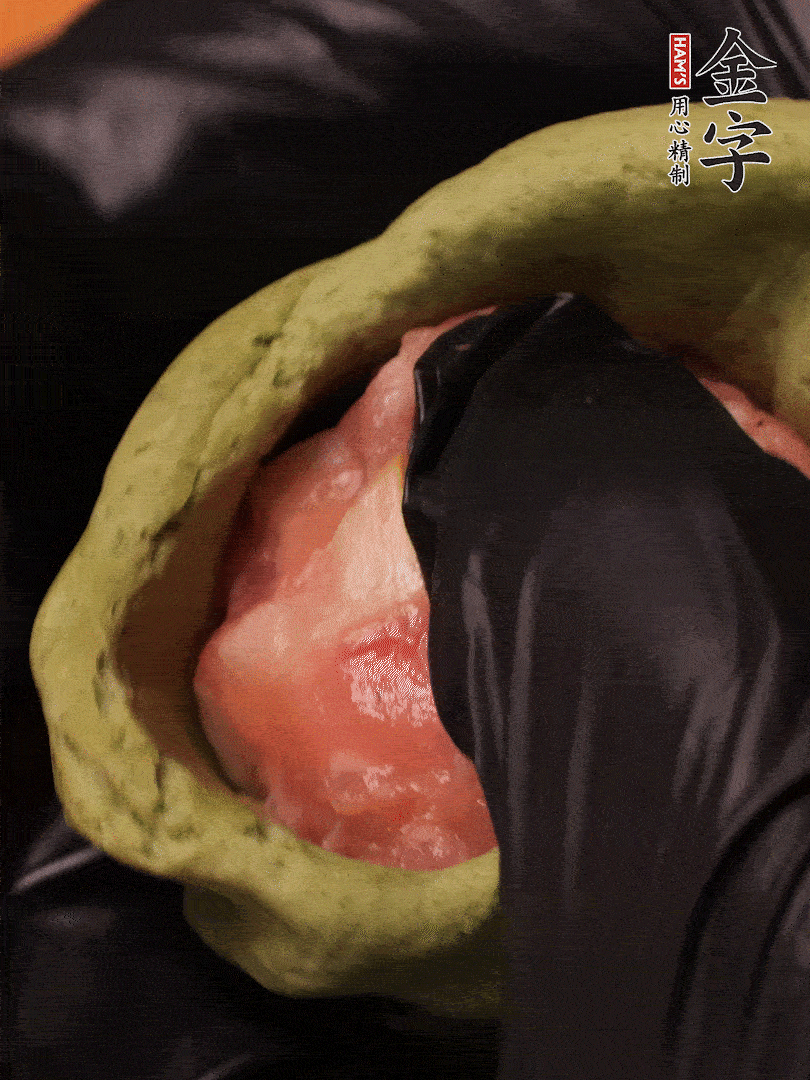 切成小劑子，中間壓個坑，做成碗狀，虎口慢慢收口