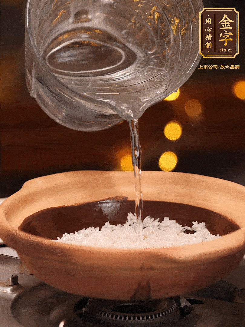 選一個(gè)中意的砂鍋加入1勺花生油并刷勻，倒入泡好的絲苗米、開大火煮至沸騰冒大泡后，轉(zhuǎn)中火蓋蓋燜煮5分鐘