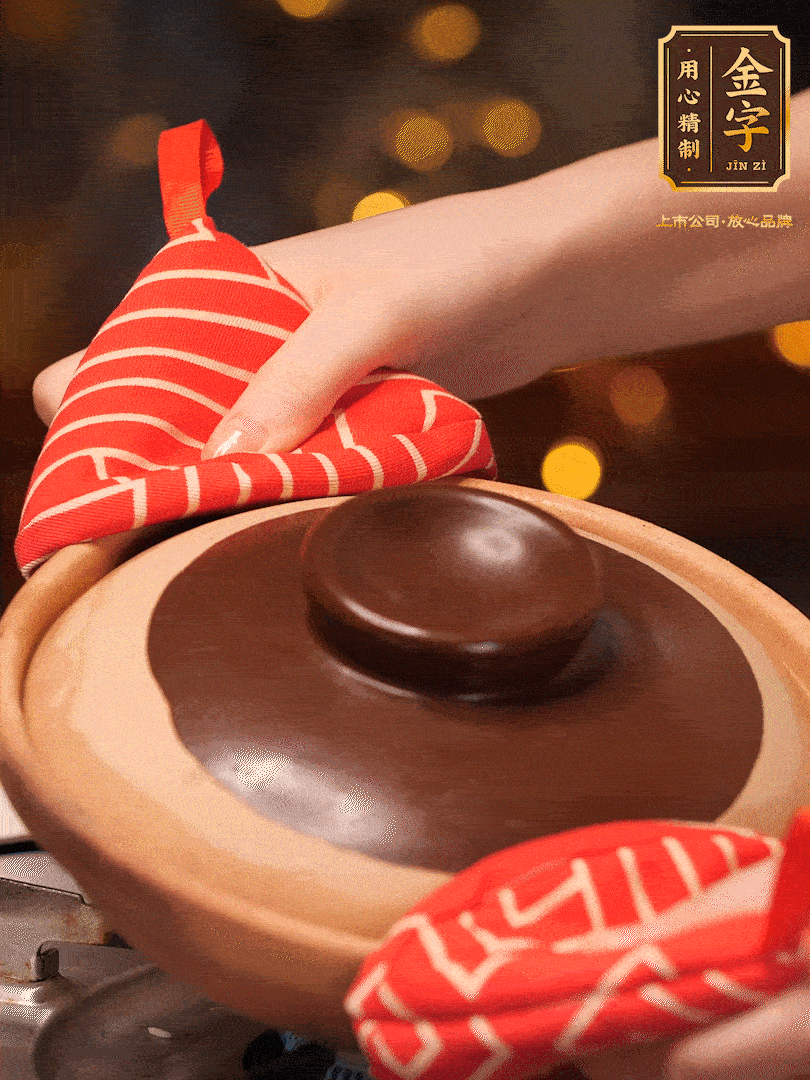 想要有嘎嘣脆鍋巴的關(guān)鍵（傾斜砂鍋，讓每個(gè)側(cè)邊都均勻加熱一分鐘）