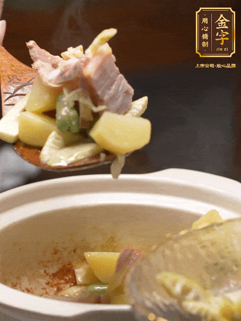 煸出咸肉脂香，再下筍丁、蠶豆。呈出