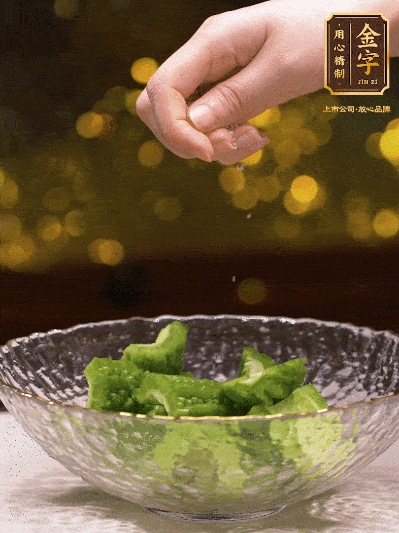 處理好的苦瓜切段（5cm），加點(diǎn)鹽鹽腌一下，去除一下苦味