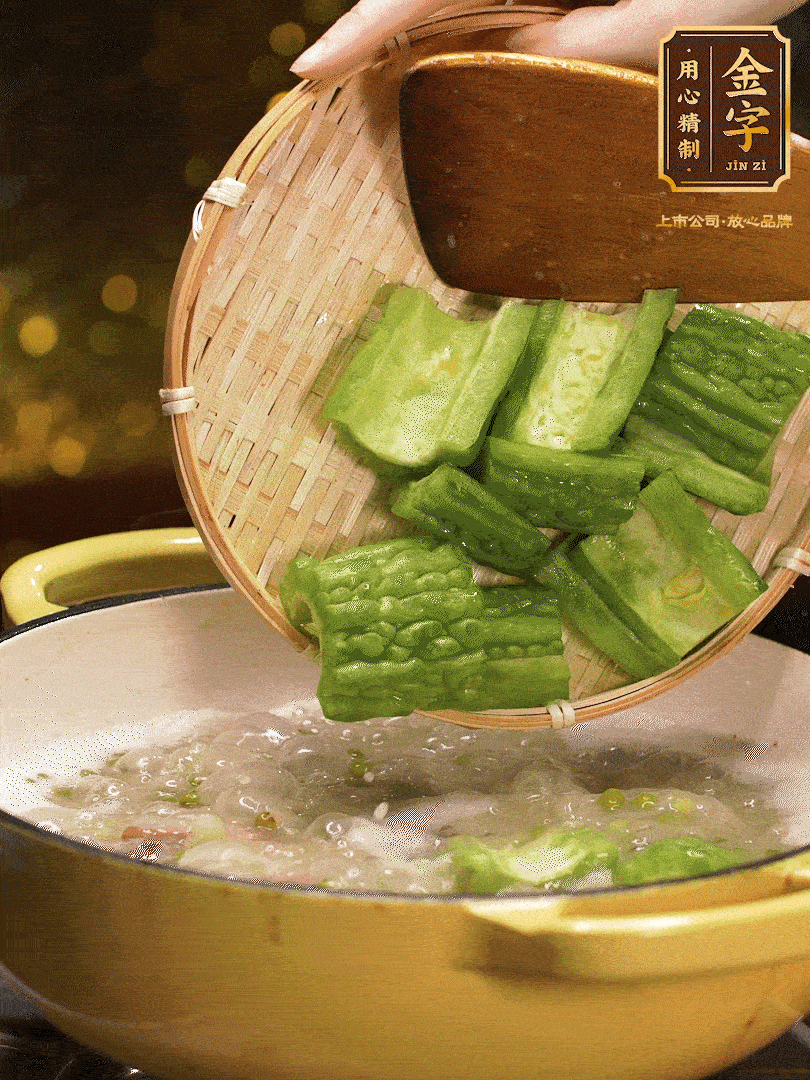 最后在放苦瓜燒開，放一點(diǎn)點(diǎn)調(diào)味糖，燉煮20分鐘