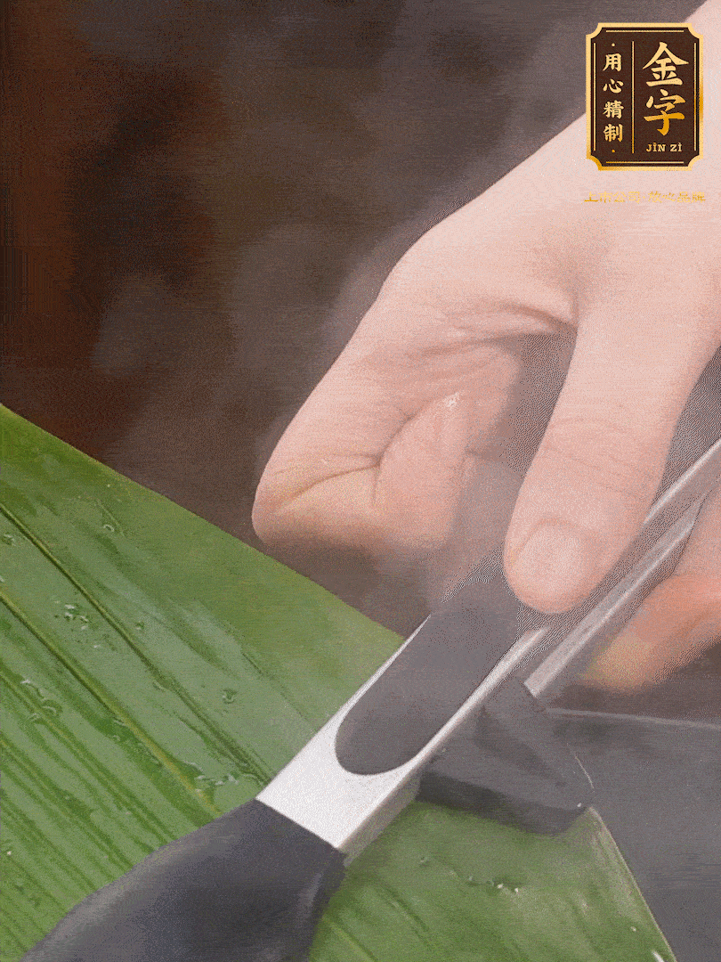 新鮮粽葉洗凈，用開(kāi)水煮一下，讓粽葉更有韌性不易裂。