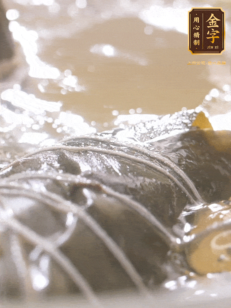 大火煮開(kāi)，轉(zhuǎn)中小火煮2h，燜2-3h。