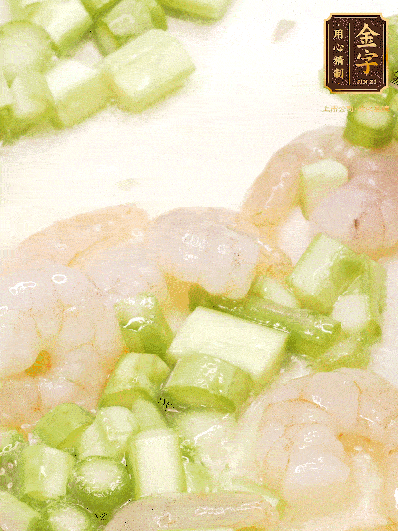 熱油煎香蝦仁，下香腸、蘆筍翻炒，盛出備用。