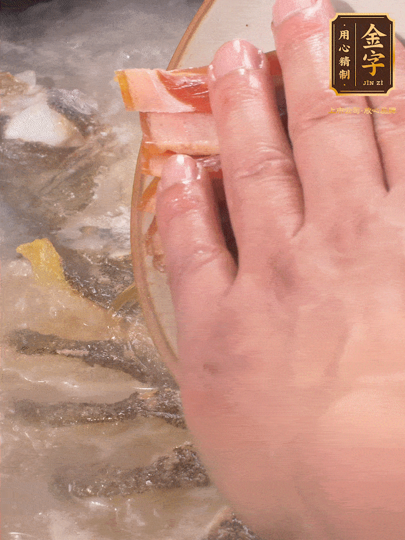 將煎好的魚，倒入三大碗開水。大火煮開后放入1個(gè)蔥結(jié)、2片姜片和1勺料酒和火腿片