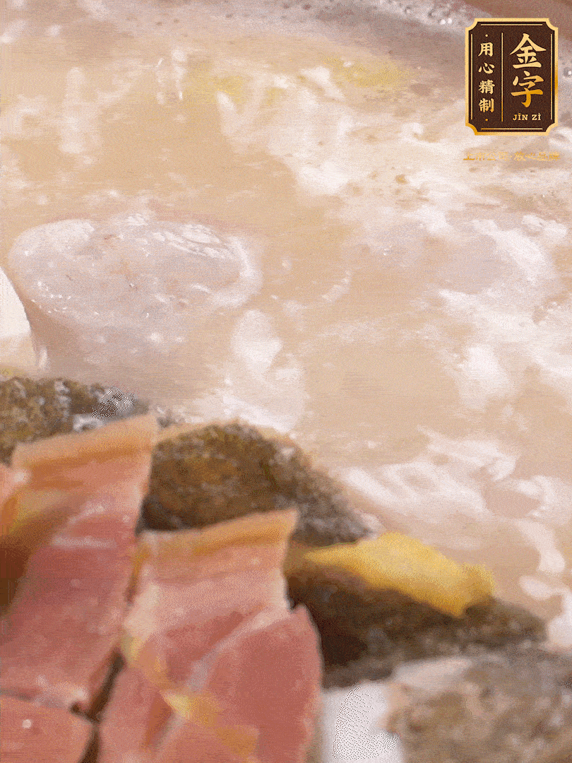 大火煮至沸騰后，轉(zhuǎn)至砂鍋中，繼續(xù)燉煮。這個(gè)時(shí)候可以放入一些自己喜歡吃的配菜比如蝦滑、內(nèi)酯豆腐來添味