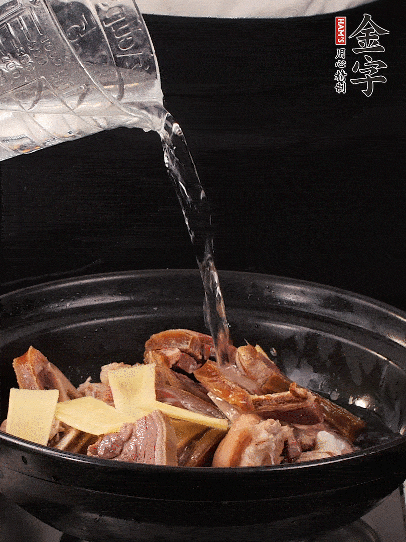 火腿、豬腳放到大砂鍋里，黃酒提鮮，蔥姜去腥，加2kg純凈水沒(méi)過(guò)食材。水一定要放足，中途最好不能加水