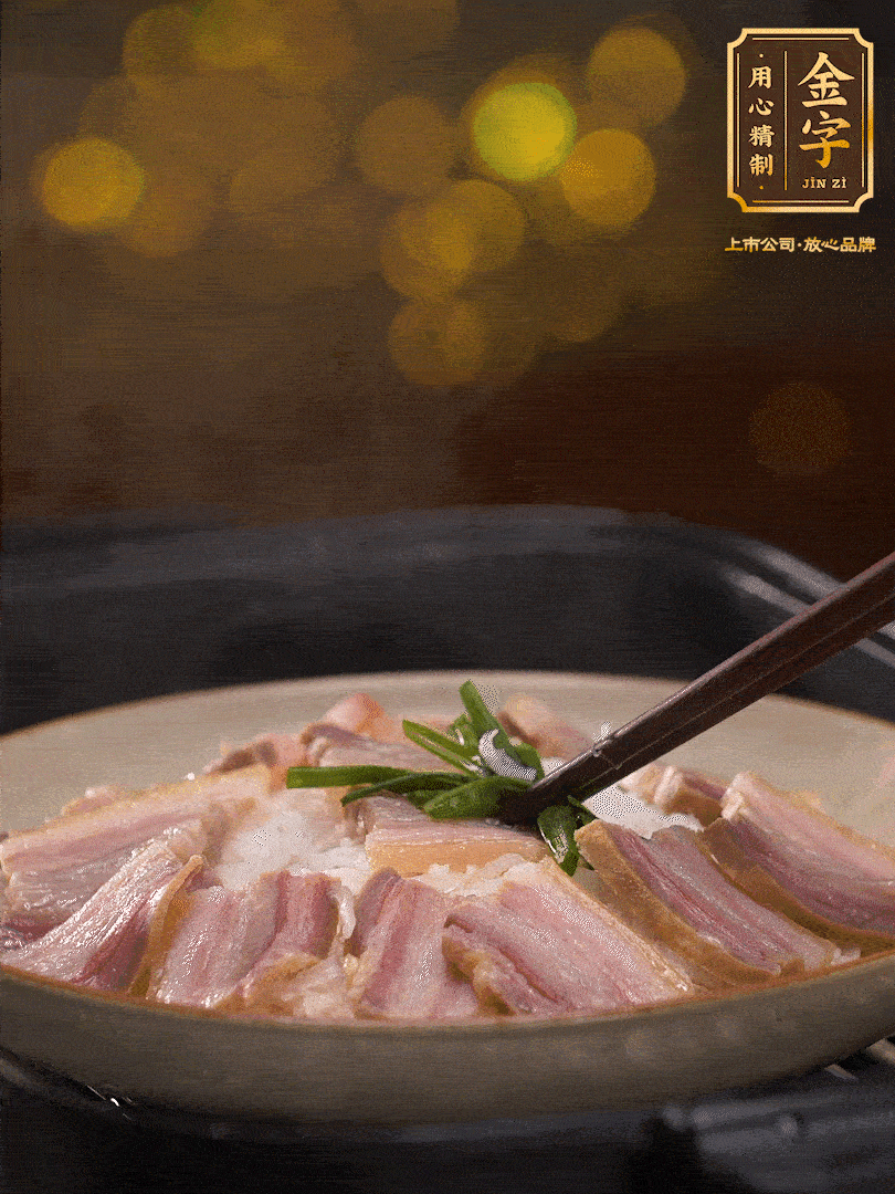 二十分鐘后關(guān)火，去除頂部的蔥段，最后撒上少許的蔥末，就完成了