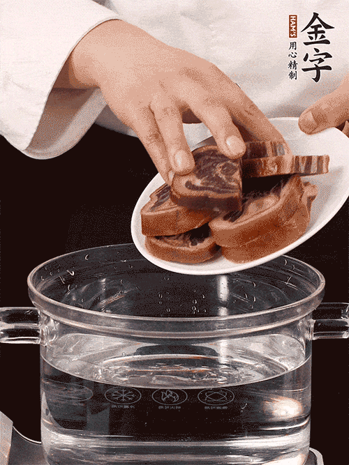 準(zhǔn)備食材。做金銀蹄有2個(gè)關(guān)鍵點(diǎn)：食材上火腿當(dāng)然得選足年發(fā)酵的金字火腿，新鮮豬爪最好選前腳、大小適宜的。