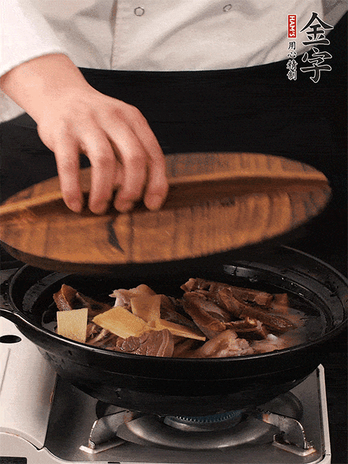 大火煮到沸騰后，轉(zhuǎn)中小火慢燉1個(gè)半小時(shí)。