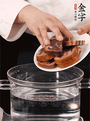 一包200g的金字火腿蹄片恰好搭配一個(gè)新鮮豬爪（豬腳）。都先加蔥姜、料酒焯水一遍，把血水清除后燉出來(lái)才能更清澈不油膩。