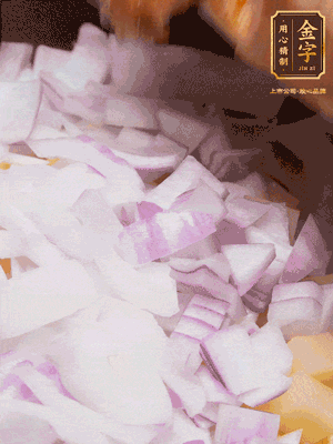 倒入洗干凈的大米、土豆丁、洋蔥碎、排骨、金字火腿xo醬、水