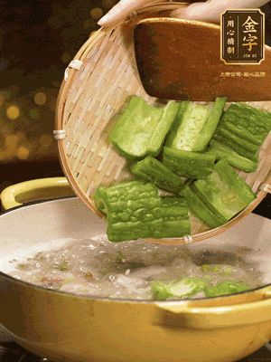 倒入熱水，和泡開的綠豆（連水）和火腿片，大火燒開燉一個(gè)小時(shí)