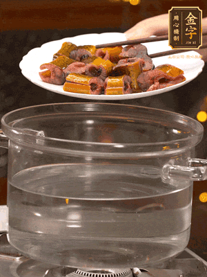 黃鱔冷水下鍋焯燙，再用清水洗凈去除腥味