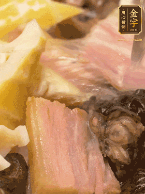 倒入滾燙的熱水，燉煮20分鐘，湯濃汁白