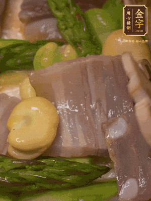 倒入熱水，燉煮10分鐘