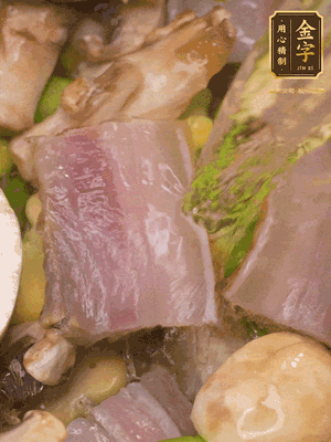 開蓋，放入河蝦繼續(xù)燜煮5分鐘