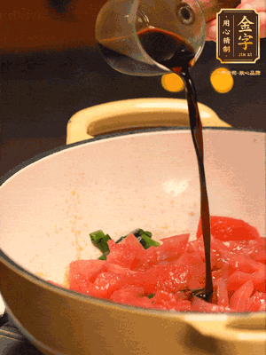 調(diào)味：1勺蠔油、1勺生抽、2轉(zhuǎn)胡椒粉和2勺番茄醬倒入400ml開(kāi)水，燒至湯汁濃厚