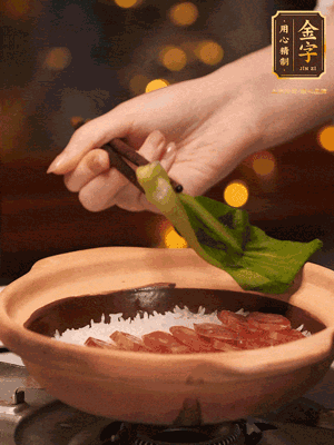 開蓋，碼上香腸和焯好水的青菜