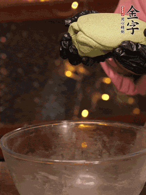 水里放點鹽，燒開后放艾草，一勺小蘇打，撈出浸入涼水，打成艾草泥