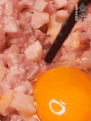 豬肉末、咸肉丁，分次加蔥姜水，一勺糖、一丟白胡椒，春筍丁，打入一個雞蛋