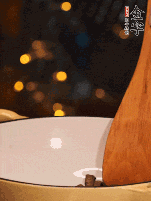 鍋中放入油，倒入醬油肉煸出油脂香味