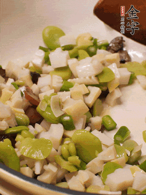 倒入蠶豆、春筍翻炒